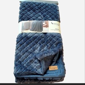 NWT Koolaburra By Ugg Octavia Sculpted Diamond Faux Fur Throw 50" X 70"